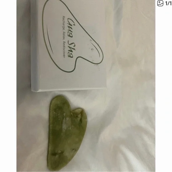 Green Heart-Shaped Gua Sha Tool - Picture 2 of 2